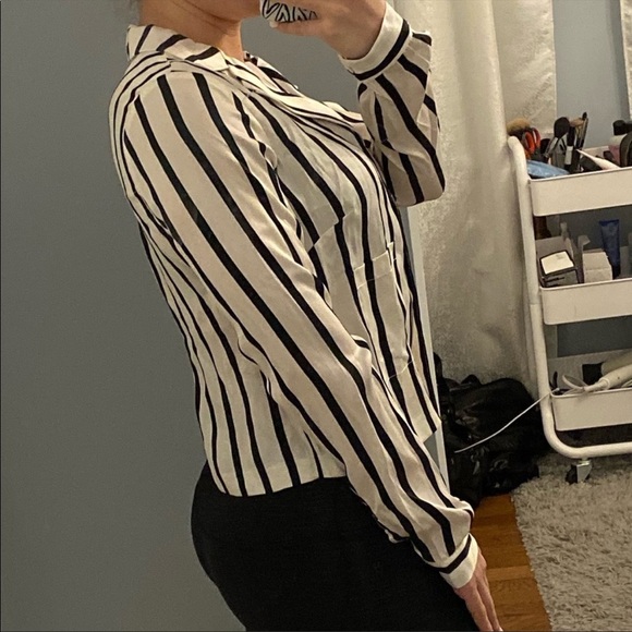 🔵 Kendall & Kylie Black & White Stripe Button Down - Picture 2 of 5